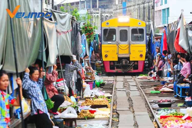 maeklong railway market thailand foto