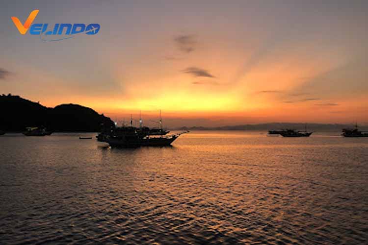 pulau kanawa labuan bajo sunrise sunset